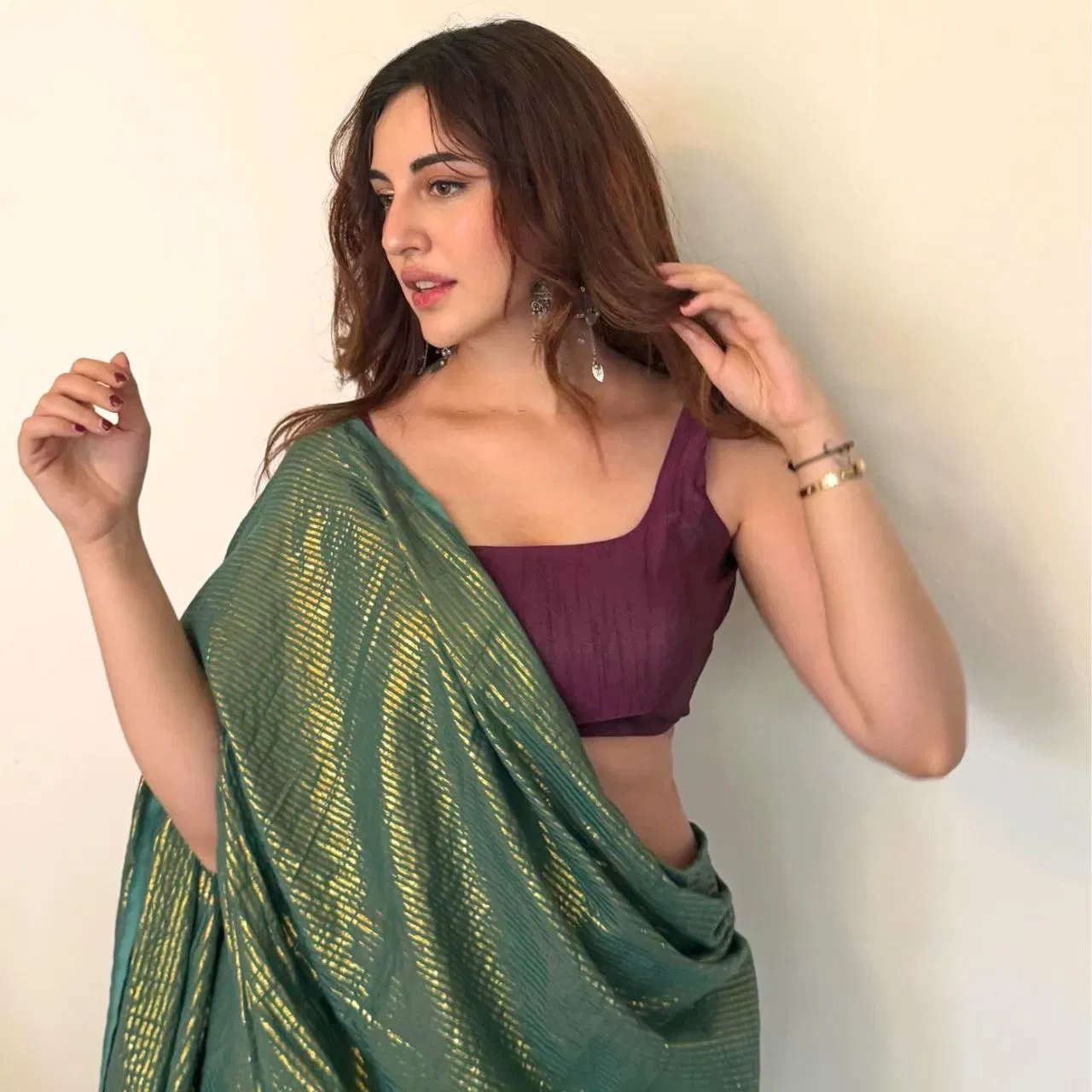 ਸਮਰੀਨ ਕੌਰ ਨੇ ਸ਼ਿਮਰੀ ਫੈਬ੍ਰਿਕ ਦੀ ਗ੍ਰੀਨ ਕਲਰ ਦੀ ਸਾੜੀ ਵੀਅਰ ਕੀਤੀ ਹੈ। ਇਸ ਸਾੜੀ ਨਾਲ ਸਮਰੀਨ ਨੇ ਪਰਪਲ ਕਲਰ ਦਾ ਸਲੀਵਲੇਸ ਟਾਪ ਵੀਅਰ ਕੀਤਾ ਹੈ। ਉਨ੍ਹਾਂ ਨੇ ਹੱਥਾਂ ਵਿੱਚ ਬੈਂਗਲਸ ਅਤੇ ਬਲੈਕ ਬਿੰਦੀ ਨਾਲ ਆਪਣਾ ਲੁੱਕ ਕੰਪਲੀਟ ਕੀਤਾ ਹੈ।