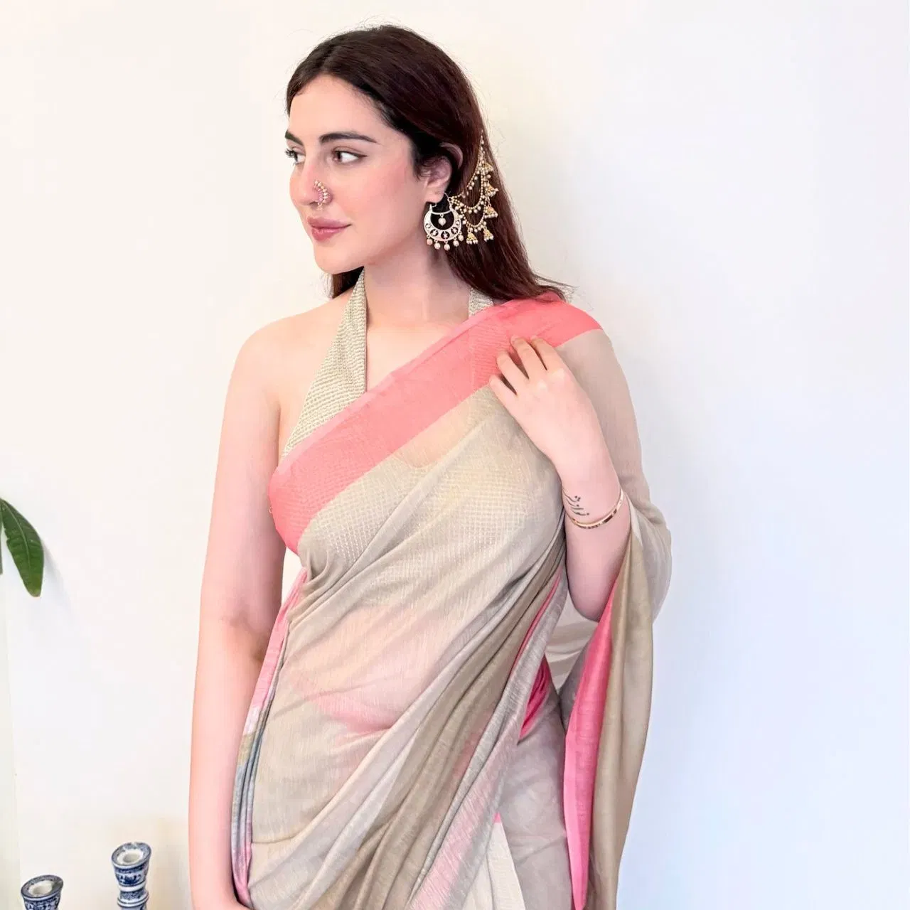 ਸਮਰੀਨ ਦਾ ਇਹ ਸਾੜੀ ਲੁੱਕ ਵੀ ਕਾਫ਼ੀ ਪਿਆਰਾ ਹੈ। ਉਨ੍ਹਾਂ ਨੇ ਬੇਜ ਅਤੇ ਪਿੰਕ ਕਲਰ ਦੇ ਕੰਟ੍ਰਾਸਟ ਵਾਲੀ ਸਾੜੀ ਵੀਅਰ ਕੀਤੀ ਹੈ। ਉਨ੍ਹਾਂ ਨੇ ਇਸਨੂੰ ਹਾਲਟਰ ਨੈੱਕ ਵਾਲਾ ਬਲਾਊਜ਼ ਕੈਰੀ ਕੀਤਾ ਹੈ। ਕੰਨਾਂ ਵਿੱਚ ਹੈਵੀ ਝੁਮਕੇ ਅਤੇ ਕੰਨਾਂ ਦੀਆਂ ਵਾਲੀਆਂ ਵੀ ਪਹਿਨੀਆਂ, ਜਿਸਨੇ ਉਸਦੇ ਲੁੱਕ ਨੂੰ ਹੋਰ ਵੀ ਵਧਾ ਦਿੱਤਾ।