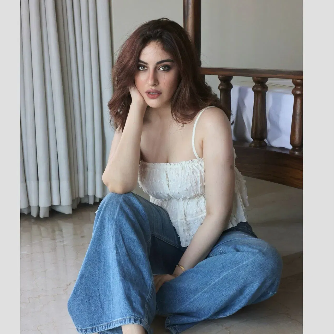 ਸਮਰੀਨ ਸੱਚਮੁੱਚ ਕਾਫੀ ਗਲੈਮਰਸ ਹੈ। ਇਹ ਤਸਵੀਰ ਇਸ ਤੱਥ ਦੀ ਗਵਾਹੀ ਦੇ ਰਹੀ ਹੈ। ਇਸ ਵਿੱਚ, ਉਨ੍ਹਾਂ ਨੇ ਨੀਲੀ ਜੀਨਸ ਦੇ ਨਾਲ ਇੱਕ ਵਾਈਟ ਸਟ੍ਰੈਪ ਵਾਲਾ ਟੌਪ ਵੀਅਰ ਕੀਤਾ ਹੈ। ਖੁੱਲ੍ਹੇ ਵਾਲਾਂ ਨਾਲ ਉਨ੍ਹਾਂ ਦੀ ਖੂਬਸੂਰਤੀ ਹੋਰ ਵੀ ਨਿਖਰ ਗਈ ਹੈ।