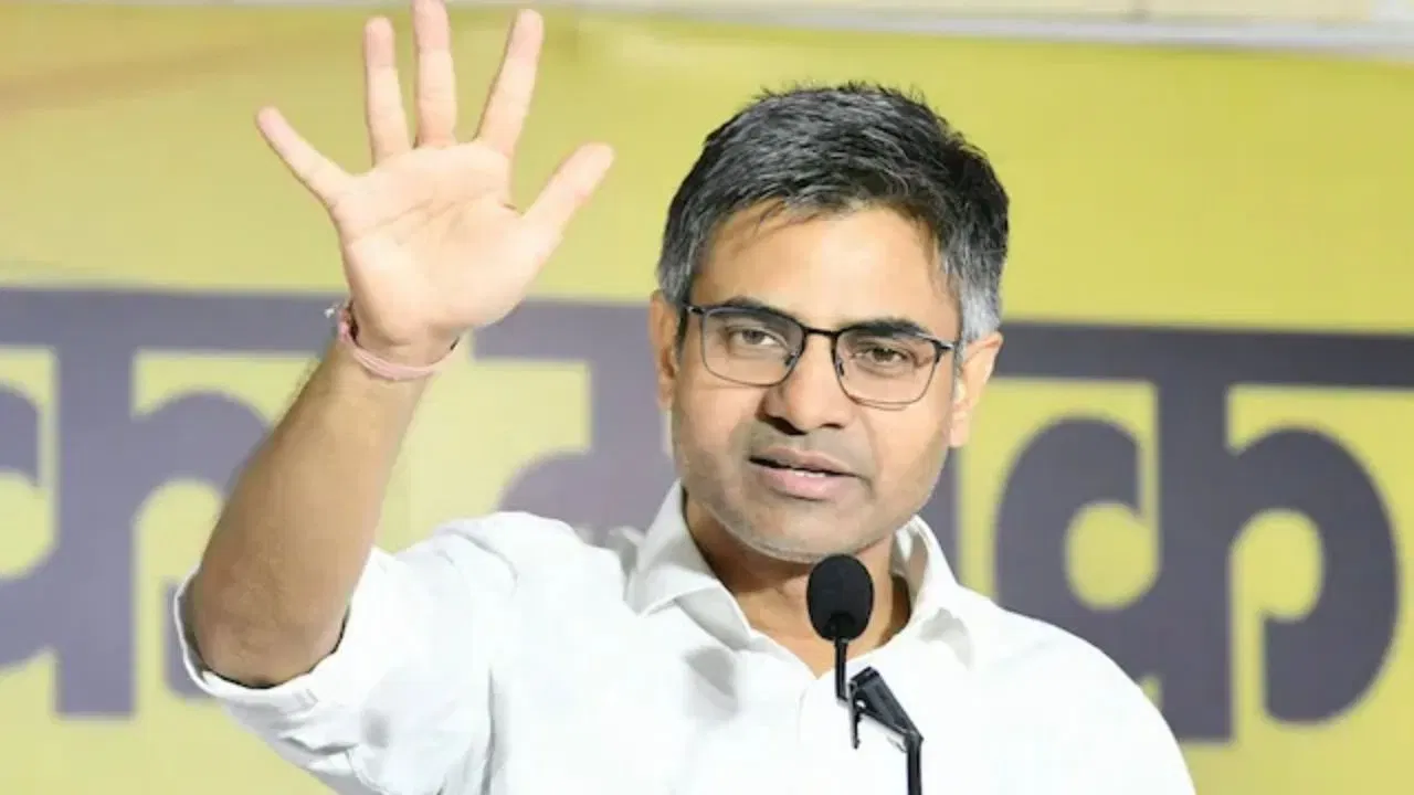 ਡਾ. ਸੰਦੀਪ ਪਾਠਕ ਨੂੰ ਆਮ ਆਦਮੀ ਪਾਰਟੀ ਦਾ 'ਚਾਣਕਿਆ' ਮੰਨਿਆ ਜਾਂਦਾ ਸੀ। ਸਿਆਸਤ ਵਿੱਚ ਆਉਣ ਤੋਂ ਪਹਿਲਾਂ ਉਹ ਅਧਿਆਪਨ ਅਤੇ ਖੋਜ ਕਾਰਜਾਂ ਨਾਲ ਜੁੜੇ ਰਹੇ। ਪਾਰਟੀ ਦੇ ਰਾਸ਼ਟਰੀ ਸੰਗਠਨ ਮਹਾਂਮੰਤਰੀ ਵਜੋਂ ਉਨ੍ਹਾਂ ਨੇ ਦੇਸ਼ ਭਰ ਵਿੱਚ ਪਾਰਟੀ ਦੇ ਵਿਸਥਾਰ ਵਿੱਚ ਅਹਿਮ ਭੂਮਿਕਾ ਨਿਭਾਈ। 2022 ਵਿੱਚ ਉਹ ਪੰਜਾਬ ਤੋਂ ਰਾਜ ਸਭਾ ਮੈਂਬਰ ਬਣੇ ਸਨ। ਉਨ੍ਹਾਂ ਨੂੰ ਲੋ-ਪ੍ਰੋਫਾਈਲ ਰਹਿ ਕੇ ਵੱਡੇ ਸਿਆਸੀ ਉਲਟਫੇਰ ਕਰਨ ਵਾਲੇ ਆਗੂ ਵਜੋਂ ਜਾਣਿਆ ਜਾਂਦਾ ਹੈ।