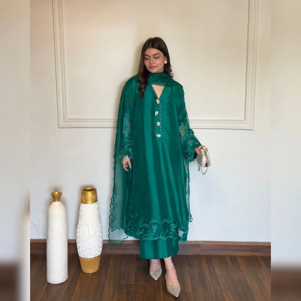 ਸੈਟਿਨ ਫੈਬਰਿਕ ਤੋਂ ਬਣੇ ਸੂਟ ਵੀ ਕਾਫ਼ੀ ਪੰਸਦ ਕੀਤੇ ਜਾ ਰਹੇ ਹਨ। ਇਨ੍ਹਾਂ ਨੂੰ ਕਾਫ਼ੀ ਸਿੰਪਲ ਬਣਾਇਆ ਜਾਂਦਾ ਹੈ, ਫਿਰ ਵੀ ਇਹ ਰਾਇਲ ਲੱਗਦੇ ਦਿੰਦੇ ਹਨ। ਇਸ ਤਸਵੀਰ ਵਿੱਚ ਗ੍ਰੀਨ ਕਲਰ ਦੇ ਇਸ ਸੂਟ ਦੀ ਖੂਬਸੂਰਤੀ ਸਾਫ ਤੌਰ ਤੇ ਦੇਖੀ ਜਾ ਸਕਦੀ ਹੈ। ਇਹ ਪੈਚਵਰਕ ਦੇ ਨਾਲ ਡਿਜ਼ਾਈਨ ਕੀਤਾ ਗਿਆ ਹੈ, ਜੋ ਐਫਰਟਲੈੱਸ ਲੱਗ ਰਿਹਾ ਹੈ। ਸੂਟ ਦੇ ਨਾਲ ਆਰਗੇਂਜ਼ਾ ਦੁਪੱਟਾ ਵੀ ਦਿੱਤਾ ਗਿਆ ਹੈ। (Credit: wajoodofficial/Instagram)