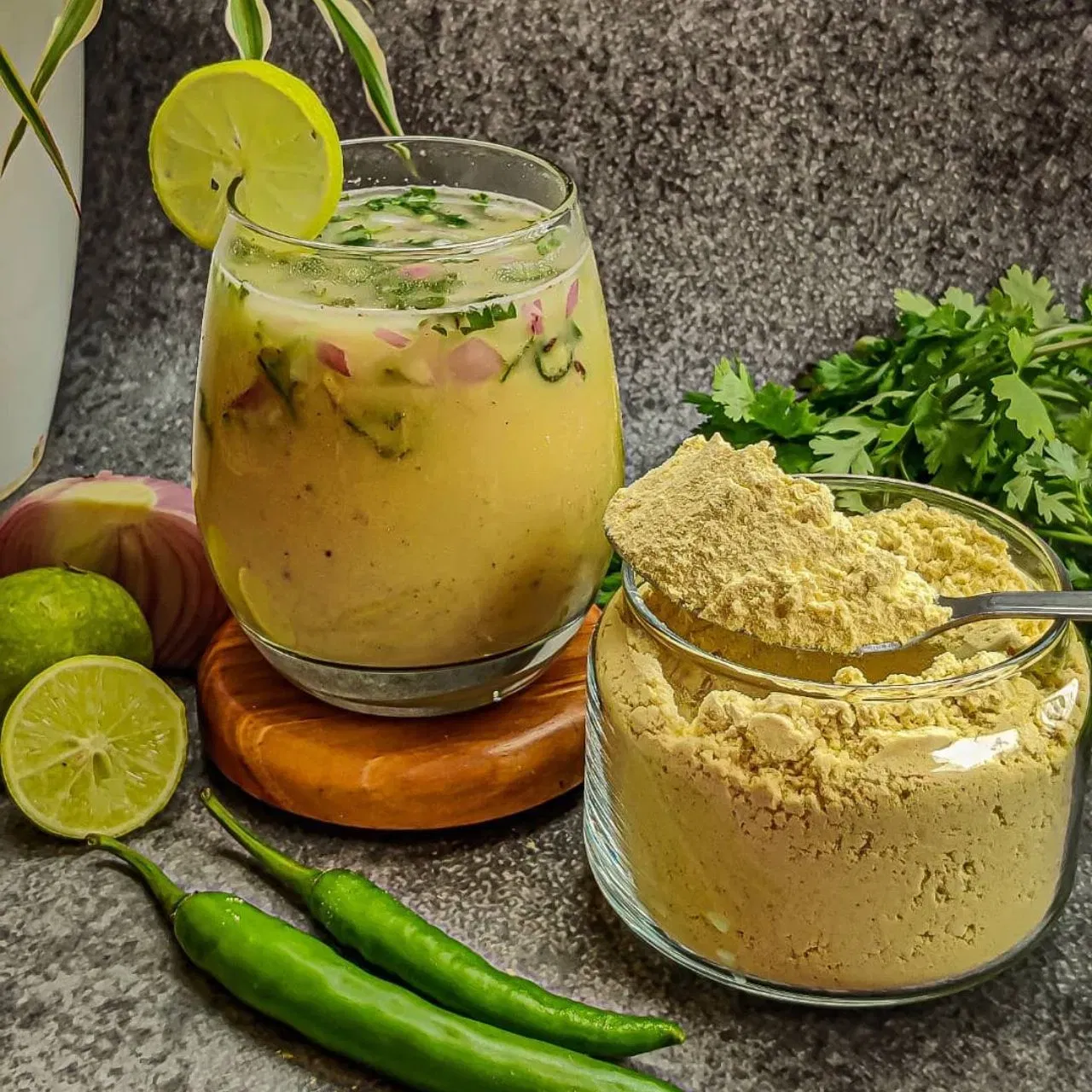 ਬਿਹਾਰ ਦਾ ਰਵਾਇਤੀ ਸੱਤੂ ਦਾ ਸ਼ਰਬਤ ਪ੍ਰੋਟੀਨ ਨਾਲ ਭਰਪੂਰ ਟੇਸਟੀ ਅਤੇ ਚਟਪਟਾ ਡ੍ਰਿੰਕ ਹੈ। ਸੱਤੂ ਨੂੰ ਠੰਡੇ ਪਾਣੀ ਵਿੱਚ ਘੋਲਣ ਤੋਂ ਬਾਅਦ, ਹਰੀਆਂ ਮਿਰਚਾਂ, ਪਿਆਜ਼, ਧਨੀਆ ਪੱਤੇ, ਕਾਲਾ ਨਮਕ ਅਤੇ ਭੁੰਨੇ ਹੋਏ ਜੀਰੇ ਦਾ ਪਾਊਡਰ ਮਿਲਾਇਆ ਜਾਂਦਾ ਹੈ। ਇਹ ਸਮੱਗਰੀ ਇੱਕ ਅਜਿਹਾ ਮਿਸ਼ਰਣ ਬਣਾਉਂਦੀ ਹੈ ਜੋ ਲੂ ਦੇ ਖਿਲਾਫ ਬਹੁਤ ਪ੍ਰਭਾਵਸ਼ਾਲੀ ਹੈ। (Image: tasteyourroots_withgunjan )