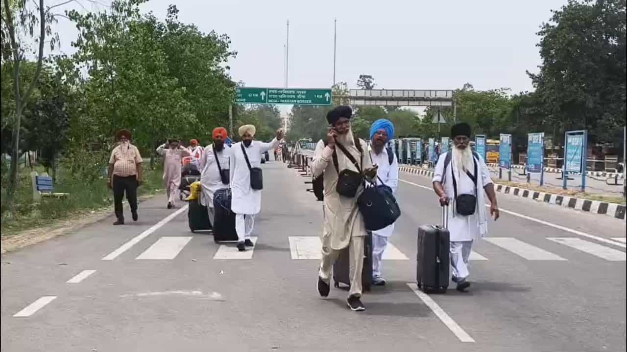 ਪਾਕਿਸਤਾਨ ਤੋਂ ਵਾਪਸ ਪਰਤਿਆ ਸਿੱਖ ਸ਼ਰਧਾਲੂਆਂ ਦਾ ਜੱਥਾ, ਗੁਆਂਢੀ ਦੇਸ਼ ਦੇ ਪ੍ਰਬੰਧਾਂ ਦੀ ਕੀਤੀ ਸ਼ਲਾਘਾ