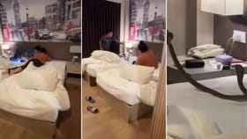Viral Video: ਹੋਟਲ ਦੇ ਬੈੱਡ 'ਤੇ ਲੇਟਿਆ ਸੀ ਕਪਲ, ਗਰਦਨ 'ਤੇ ਰੀਂਗਣ ਲੱਗਿਆ ਕੋਬਰਾ