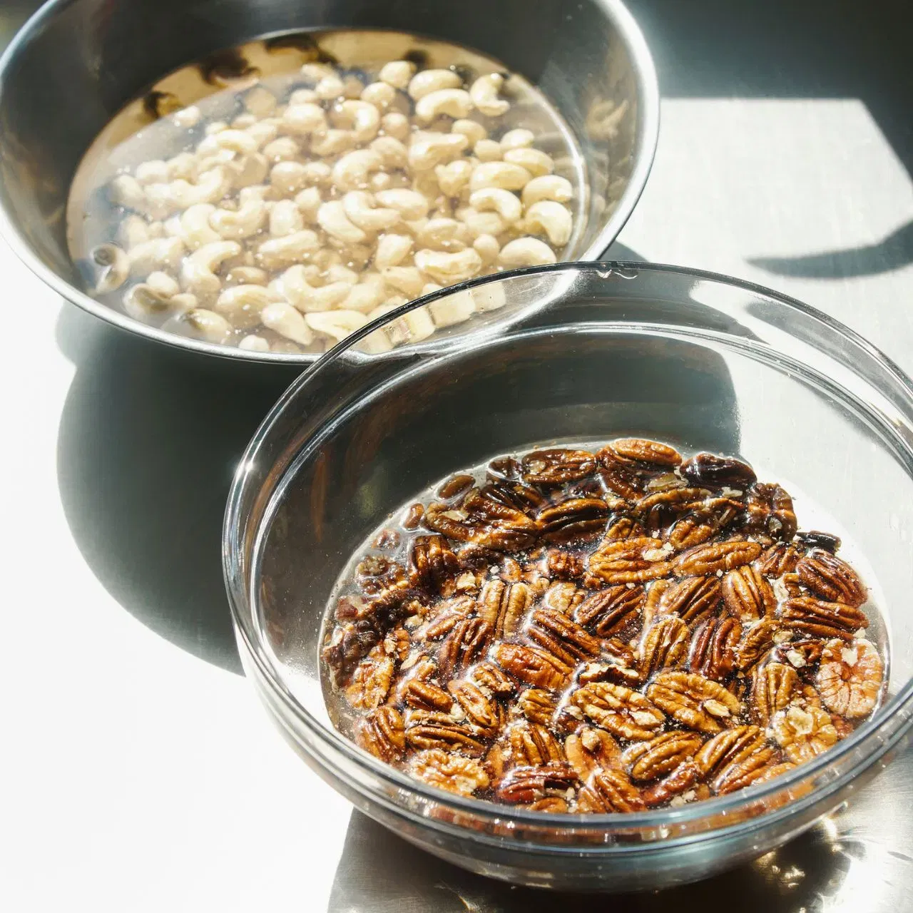 ਜ਼ਿੰਕ ਯਾਨੀ ਜਸਤਾ ਜੇਕਰ ਤੁਸੀਂ ਪੌਦਿਆਂ ਤੋਂ ਮਿਲਣ ਵਾਲੇ ਫੂਡਸ ਤੋਂ ਪ੍ਰਾਪਤ ਕਰਦੇ ਹੋ ਤਾਂ ਇਸਨੂੰ ਸਰੀਰ ਵਿੱਚ ਓਬਜ਼ਰਵ ਕਰਨਾ ਮੁਸ਼ਕਲ ਹੁੰਦਾ ਹੈ। ਇਸਨੂੰ ਆਸਾਨ ਬਣਾਉਣ ਲਈ, ਤੁਸੀਂ ਜੋ ਵੀ ਖਾਂਦੇ ਹੋ, ਜਿਵੇਂ ਕਿ ਬੀਜ, ਗਿਰੀਦਾਰ, ਜਾਂ ਫਲੀਆਂ, ਨੂੰ ਭਿਉਂ ਦਿਓ ਜਾਂ ਅੰਕੁਰਿਤ ਕਰ ਲਵੋ। ਉਨ੍ਹਾਂ ਨੂੰ ਫਰਮੈਂਟ ਕਰਨਾ ਵੀ ਚੰਗਾ ਤਰੀਕਾ ਹੁੰਦਾ ਹੈ।