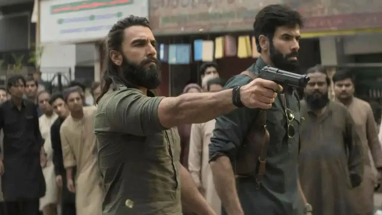 ਰਣਵੀਰ ਸਿੰਘ ਦੀ ਵਾਇਰਲ ਘੜੀ ਦੀ ਗੱਲ ਕਰੀਏ ਤਾਂ ਇਹ ਇੱਕ ਰੋਲੈਕਸ ਕੌਸਮੋਗ੍ਰਾਫ ਡੇਟੋਨਾ ਹੈ। ਇਹ ਓਇਸਟਰਸਟੀਲ ਅਤੇ ਸੋਨੇ ਦੇ ਬਣੇ 40mm ਓਇਸਟਰ ਕੇਸ ਵਿੱਚ ਆਉਂਦਾ ਹੈ। ਇਸ ਵਿੱਚ ਇੱਕ ਟੈਕੋਮੈਟ੍ਰਿਕ ਬੇਜ਼ਲ ਵੀ ਲੱਗਾ ਹੈ। ਇਸਦੀ ਕੀਮਤ 18 ਤੋਂ 22 ਲੱਖ ਰੁਪਏ ਦੇ ਵਿਚਕਾਰ ਹੈ।