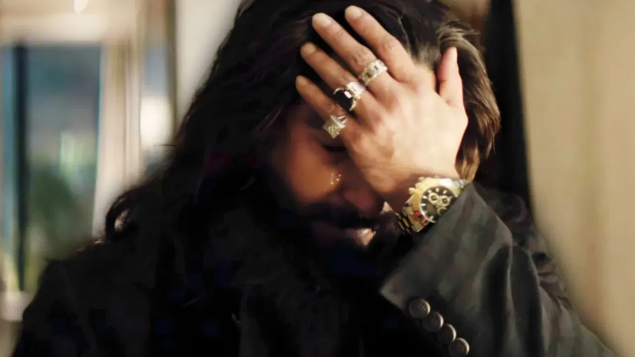 ਦਰਅਸਲ, ਫਿਲਮ ਦੌਰਾਨ ਐਕਟਰਸ ਦੁਆਰਾ ਪਹਿਨੀਆਂ ਗਈਆਂ ਘੜੀਆਂ ਦੀ ਸੋਸ਼ਲ ਮੀਡੀਆ 'ਤੇ ਚਰਚਾ ਹੋ ਰਹੀ ਹੈ। ਕੁਝ ਸਮਾਂ ਪਹਿਲਾਂ, ਰਣਵੀਰ ਸਿੰਘ ਦੀ ਘੜੀ ਦੀ ਚਰਚਾ ਹੋਈ ਸੀ, ਜਿਸਦੀ ਕੀਮਤ 22 ਲੱਖ ਸੀ।