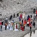 Shocking Video: ਜਿੱਥੇ ਸੜਦੀਆਂ ਹਨ ਚਿਤਾਵਾਂ, ਉੱਥੇ ਸੱਜਿਆ ਮੰਡਪ… ਲਾੜੇ-ਲਾੜੀ ਨੇ ਲਏ ਸੱਤ ਫੇਰੇ; ਸ਼ਮਸ਼ਾਨਘਾਟ ਵਿੱਚ ਵਿਆਹ ਵੇਖ ਕੇ ਭੜਕੇ ਲੋਕ