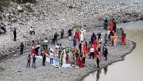 ਜਿੱਥੇ ਸੜਦੀਆਂ ਹਨ ਚਿਤਾਵਾਂ, ਉੱਥੇ ਸੱਜਿਆ ਮੰਡਪ... ਲਾੜੇ-ਲਾੜੀ ਨੇ ਲਏ ਸੱਤ ਫੇਰੇ