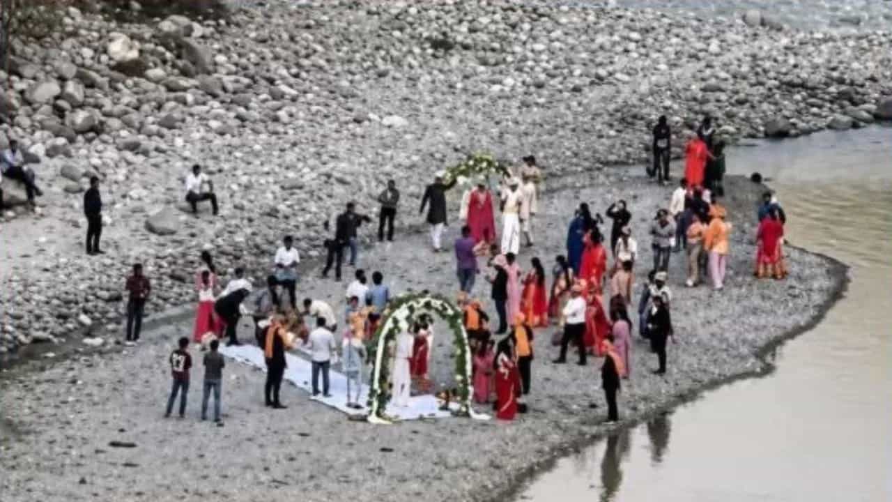 Shocking Video: ਜਿੱਥੇ ਸੜਦੀਆਂ ਹਨ ਚਿਤਾਵਾਂ, ਉੱਥੇ ਸੱਜਿਆ ਮੰਡਪ... ਲਾੜੇ-ਲਾੜੀ ਨੇ ਲਏ ਸੱਤ ਫੇਰੇ; ਸ਼ਮਸ਼ਾਨਘਾਟ ਵਿੱਚ ਵਿਆਹ ਵੇਖ ਕੇ ਭੜਕੇ ਲੋਕ