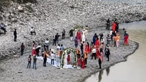 ਜਿੱਥੇ ਸੜਦੀਆਂ ਹਨ ਚਿਤਾਵਾਂ, ਉੱਥੇ ਸੱਜਿਆ ਮੰਡਪ... ਲਾੜੇ-ਲਾੜੀ ਨੇ ਲਏ ਸੱਤ ਫੇਰੇ