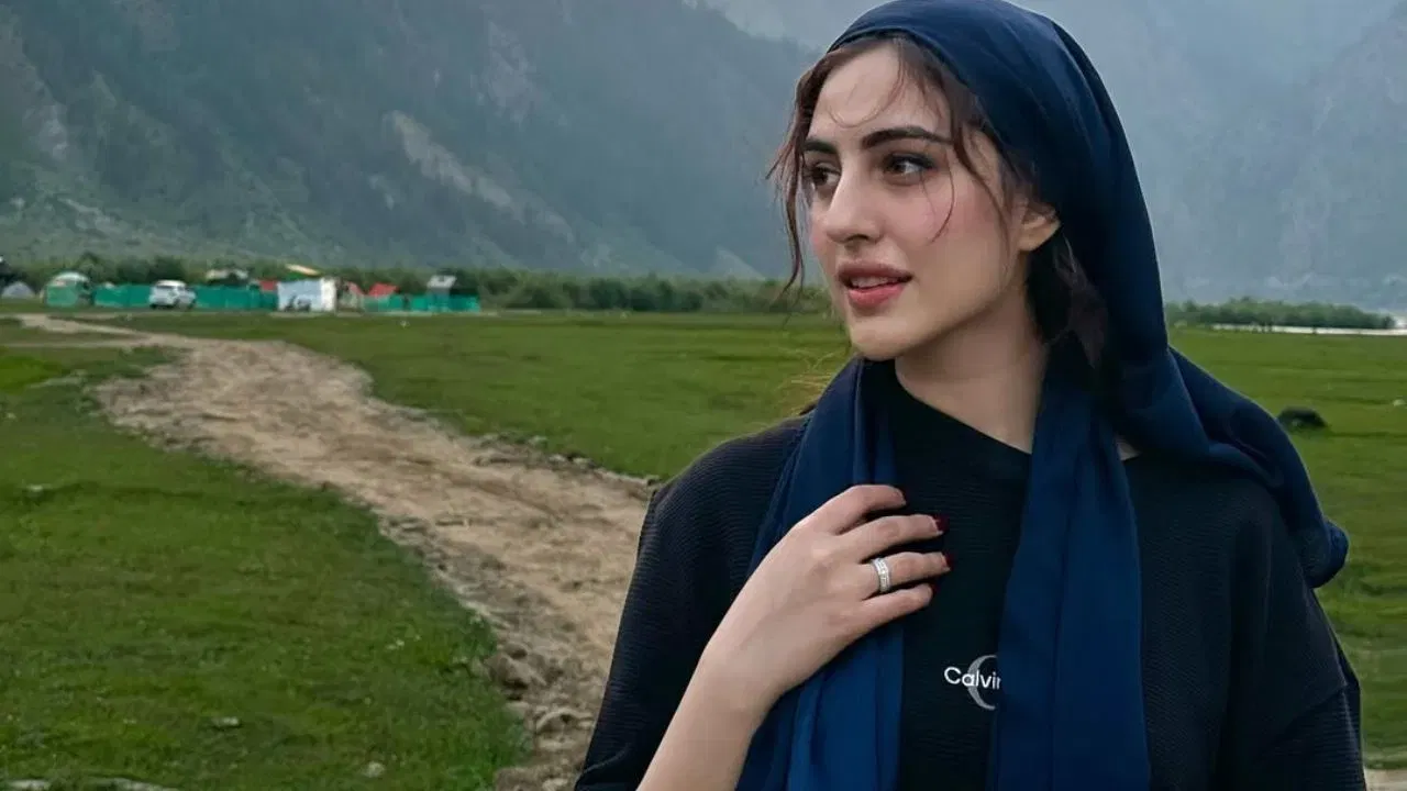 ਸਮਰੀਨ ਕੌਰ ਸੋਸ਼ਲ ਮੀਡੀਆ 'ਤੇ ਵੀ ਬਹੁਤ ਐਕਟਿਵ ਰਹਿੰਦੀ ਹੈ ਅਤੇ ਅਕਸਰ ਫੈਨਸ ਨਾਲ ਫੋਟੋਆਂ ਅਤੇ ਪ੍ਰੋਫੈਸ਼ਨਲ ਅਪਡੇਟਸ ਸ਼ੇਅਰ ਕਰਦੀ ਰਹਿੰਦੀ ਹੈ, ਜਿਸ ਕਾਰਨ ਪ੍ਰਸ਼ੰਸਕਾਂ ਦੀ ਗਿਣਤੀ ਤੇਜ਼ੀ ਨਾਲ ਵਧ ਰਹੀ ਹੈ ਅਤੇ ਨੌਜਵਾਨ ਦਰਸ਼ਕਾਂ ਵਿੱਚ ਉਨ੍ਹਾਂ ਦੀ ਲੋਕਪ੍ਰਿਯਤਾ ਕਾਫੀ ਵਧ ਰਹੀ ਹੈ।