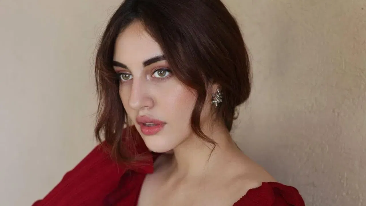 ਸੋਸ਼ਲ ਮੀਡੀਆ 'ਤੇ ਤੇਜੀ ਨਾਲ ਇਹ ਚਰਚਾ ਸ਼ੁਰੂ ਹੋ ਗਈ ਕਿ ਇਹ ਮਿਸਟ੍ਰੀ ਗਰਲ ਪੰਜਾਬੀ ਐਕਟ੍ਰੈਸ ਸਮਰੀਨ ਕੌਰ ਹੋ ਸਕਦੀ ਹੈ, ਕਿਉਂਕਿ ਬਹੁਤ ਸਾਰੇ ਯੂਜਰਸ ਨੇ ਦਾਅਵਾ ਕੀਤਾ ਕਿ ਫੋਟੋ ਵਿੱਚ ਦਿਖਾਈ ਦੇ ਰਿਹਾ ਟੈਟੂ ਉਨ੍ਹਾਂ ਦੇ ਟੈਟੂ ਨਾਲ ਮਿਲਦਾ-ਜੁਲਦਾ ਹੈ, ਜਿਸ ਨਾਲ ਅਫਵਾਹਾਂ ਹੋਰ ਤੇਜ਼ ਹੋ ਗਈਆਂ।