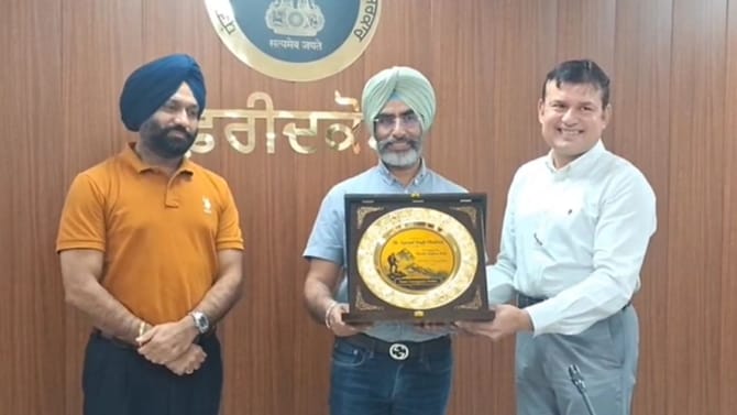 ਫਰੀਦਕੋਟ ਦੇ ਅਜੈਪਾਲ ਸਿੰਘ ਦਾ ਕਮਾਲ, ਐਵਰੇਸਟ ਫ਼ਤਿਹ ਕਰਨ ਵਾਲੇ ਪਹਿਲੇ NRI ਸਿੱਖ