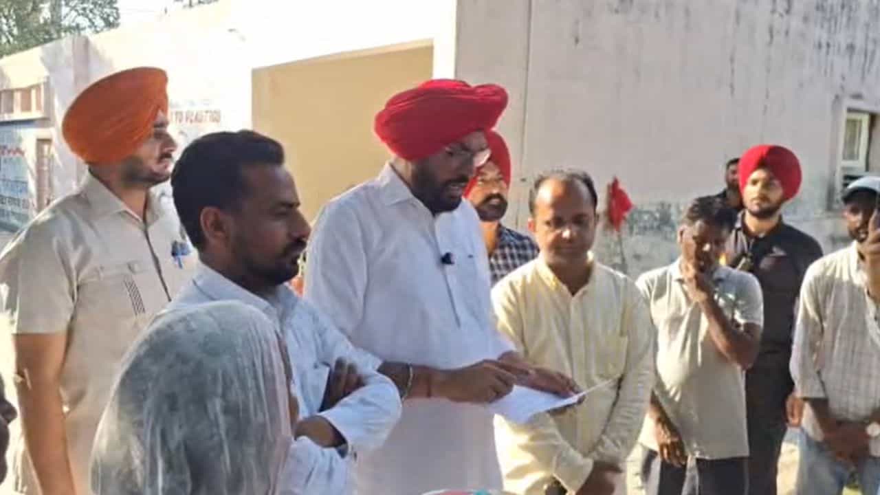 ਅਜਨਾਲਾ ਚ ਧਰਨੇ ਤੇ ਬੈਠੇ ਸਫ਼ਾਈ ਸੇਵਕਾਂ ਕੋਲ ਪਹੁੰਚੇ ਵਿਧਾਇਕ ਧਾਲੀਵਾਲ, ਬੋਲੇ - ਸਿੱਧਾ ਖਾਤਿਆਂ ਚ ਆਵੇਗੀ ਤਨਖਾਹ