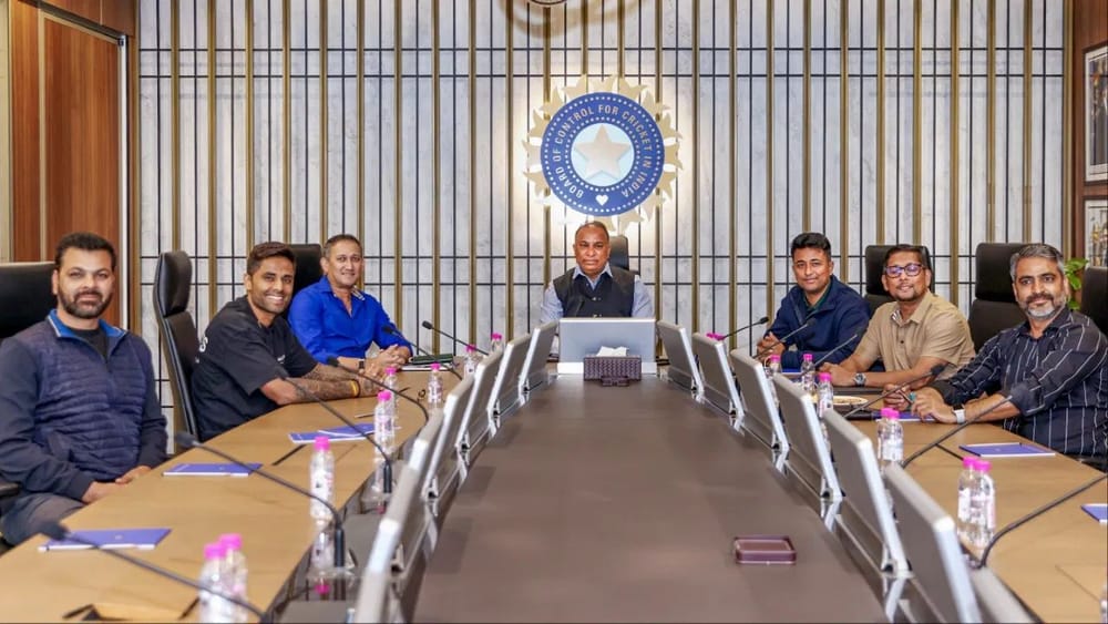 ਆਈਪੀਐਲ 2026 ਵਿੱਚ ਟੀਮਾਂ ਵੱਲੋਂ ਨਿਯਮਾਂ ਦੀ ਉਲੰਘਣਾ ਦੀਆਂ ਕਈ ਘਟਨਾਵਾਂ ਸਾਹਮਣੇ ਆਈਆਂ ਹਨ। ਇਨ੍ਹਾਂ ਘਟਨਾਵਾਂ ਦੇ ਮੱਦੇਨਜ਼ਰ, ਬੀਸੀਸੀਆਈ ਨੇ ਹੋਰ ਵੀ ਸਖ਼ਤ ਕਾਰਵਾਈ ਕਰਨ ਦਾ ਵਾਅਦਾ ਕੀਤਾ ਹੈ। ਬੀਸੀਸੀਆਈ ਸਕੱਤਰ ਦੇਵਜੀਤ ਸੈਕੀਆ ਨੇ ਕਿਹਾ ਕਿ ਇਸ ਸੀਜ਼ਨ ਵਿੱਚ ਨਿਯਮਾਂ ਦੀ ਉਲੰਘਣਾ ਕਰਨ ਵਾਲੀਆਂ ਟੀਮਾਂ ਵਿਰੁੱਧ ਕਾਰਵਾਈ ਕੀਤੀ ਜਾਵੇਗੀ। (Photo: PTI)