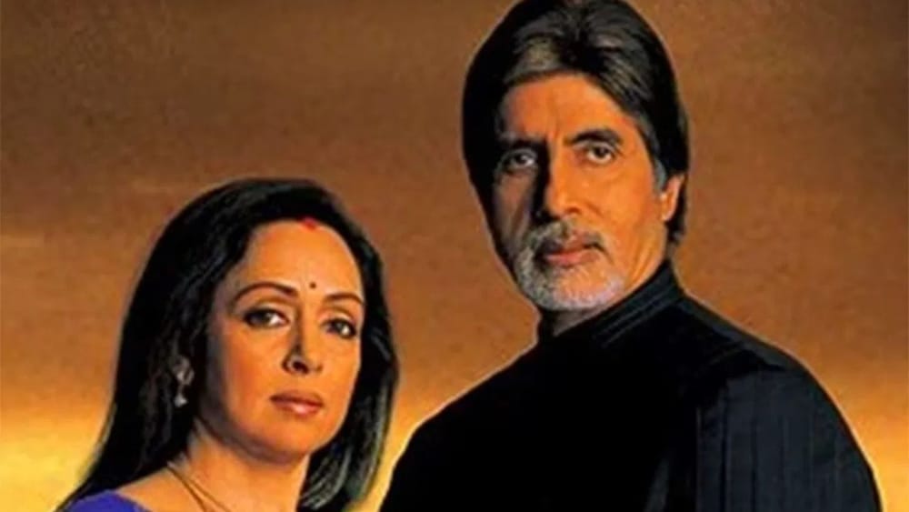 ਬਾਗਬਾਨ ਦੀ ਗੱਲ ਕਰੀਏ ਤਾਂ ਇਸ ਫ਼ਿਲਮ ਨਾਲ ਅਮਿਤਾਭ ਬੱਚਨ ਨੇ ਬਾਲੀਵੁੱਡ ਵਿੱਚ ਸ਼ਾਨਦਾਰ ਵਾਪਸੀ ਕੀਤੀ ਸੀ ਅਤੇ ਇਸ ਨੂੰ ਦਰਸ਼ਕਾਂ ਵੱਲੋਂ ਕਾਫ਼ੀ ਪਸੰਦ ਕੀਤਾ ਗਿਆ ਸੀ। ਇਸ ਪਰਿਵਾਰਕ ਡਰਾਮਾ ਫ਼ਿਲਮ ਵਿੱਚ ਜਿੱਥੇ ਭਰਪੂਰ ਮਨੋਰੰਜਨ ਹੈ, ਉੱਥੇ ਹੀ ਇੱਕ ਡੂੰਘੀ ਸਿੱਖ ਵੀ ਮਿਲਦੀ ਹੈ। ਇਹ ਕਹਾਣੀ ਦਿਖਾਉਂਦੀ ਹੈ ਕਿ ਕਿਵੇਂ ਇੱਕ ਵਿਅਕਤੀ ਆਪਣੇ ਪਰਿਵਾਰ ਲਈ ਸਭ ਕੁਝ ਕੁਰਬਾਨ ਕਰ ਦਿੰਦਾ ਹੈ, ਪਰ ਮੁਸ਼ਕਲ ਸਮੇਂ ਵਿੱਚ ਉਹੀ ਪਰਿਵਾਰ ਉਸ ਦਾ ਸਾਥ ਨਹੀਂ ਦਿੰਦਾ। ਇਸ ਫ਼ਿਲਮ ਨਾਲ ਲੋਕਾਂ ਦੀਆਂ ਭਾਵਨਾਵਾਂ ਡੂੰਘੇ ਤੌਰ 'ਤੇ ਜੁੜੀਆਂ ਹੋਈਆਂ ਹਨ ਅਤੇ ਇਸ ਨੂੰ ਯੂਟਿਊਬ 'ਤੇ ਵੀ ਲੱਖਾਂ-ਕਰੋੜਾਂ ਵਾਰ ਦੇਖਿਆ ਜਾ ਚੁੱਕਾ ਹੈ।