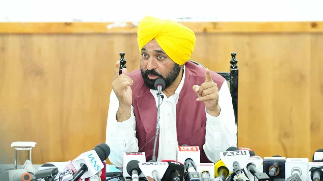 CM ਮਾਨ ਦੀ ਦੋ ਟੁੱਕ, ਬੇਅਦਬੀ ਕਾਨੂੰਨ ਵਾਪਸ ਨਹੀਂ ਲਵਾਂਗੇ: ਬੋਲੇ- ED ਰੇਡ ਦਾ ਮਤਲਬ ਭਾਜਪਾ ਚ ਜਾਓ; ਪੰਜਾਬੀ ਡਰਣ ਵਾਲੇ ਨਹੀਂ