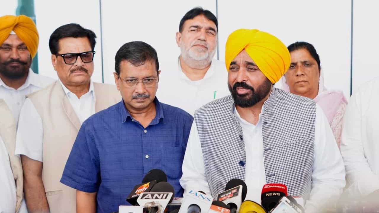 ਹਲਵਾਰਾ ਹਵਾਈ ਅੱਡੇ ਤੇ ਪਹੁੰਚੇ CM ਮਾਨ ਤੇ ਕੇਜਰੀਵਾਲ, ਸਾਹਨੇਵਾਲ ਏਅਰਪੋਰਟ ਤੇ ਬਣੇਗਾ ਪਾਇਲਟ ਟ੍ਰੇਨਿੰਗ ਸੈਂਟਰ