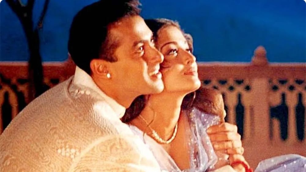 ਜਦੋਂ ਵੀ ਫੈਮਿਲੀ ਡਰਾਮਾ ਫ਼ਿਲਮਾਂ ਦੀ ਗੱਲ ਹੁੰਦੀ ਹੈ, ਤਾਂ ਸਲਮਾਨ ਖਾਨ ਦੀਆਂ 90 ਦੇ ਦਹਾਕੇ ਦੀਆਂ ਫ਼ਿਲਮਾਂ ਤੁਰੰਤ ਯਾਦ ਆ ਜਾਂਦੀਆਂ ਹਨ। ਐਸ਼ਵਰਿਆ ਰਾਏ ਬੱਚਨ ਨਾਲ ਆਈ ਉਨ੍ਹਾਂ ਦੀ ਫ਼ਿਲਮ 'ਹਮ ਦਿਲ ਦੇ ਚੁੱਕੇ ਸਨਮ' ਸੁਪਰਹਿੱਟ ਰਹੀ ਸੀ। ਇਹ ਇੱਕ ਸੰਗੀਤਮਈ ਪਰਿਵਾਰਕ ਡਰਾਮਾ ਫ਼ਿਲਮ ਸੀ, ਜਿਸ ਵਿੱਚ Ajay Devgn ਵੀ ਅਹਿਮ ਭੂਮਿਕਾ ਵਿੱਚ ਨਜ਼ਰ ਆਏ ਸਨ। ਫ਼ਿਲਮ ਨੂੰ ਦਰਸ਼ਕਾਂ ਵੱਲੋਂ ਕਾਫ਼ੀ ਪਸੰਦ ਕੀਤਾ ਗਿਆ ਅਤੇ ਯੂਟਿਊਬ 'ਤੇ ਵੀ ਇਸ ਨੂੰ ਲੱਖਾਂ ਵਾਰ ਦੇਖਿਆ ਜਾ ਚੁੱਕਾ ਹੈ।