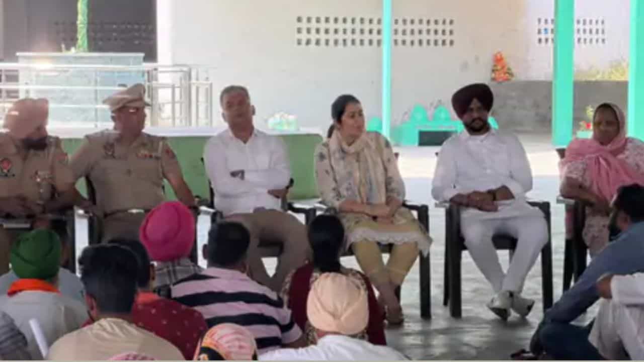 ਕਪੂਰਥਲਾ ਚ ਧਾਰਮਿਕ ਥਾਂ ਨੂੰ ਲੈ ਕੇ ਦੋ ਧਿਰਾਂ ਭਿੜੀਆਂ, ਪੁਲਿਸ ਨਾਲ ਵੀ ਹੋਈ ਧੱਕਾਮੁੱਕੀ; ਪੋਸਟਰ ਲਗਾਉਣ ਨਾਲ ਭੱਖਿਆ ਮਾਹੌਲ