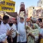 ਲੁਧਿਆਣਾ ‘ਚ ‘ਆਪ’ ਦਾ ਅਨੋਖਾ ਪ੍ਰਦਰਸ਼ਨ, ਗਲੇ ‘ਚ ਖਾਲੀ ਸਿਲੰਡਰ ਪਾ ਕੇ ਕੇਂਦਰ ਸਰਕਾਰ ਵਿਰੁੱਧ ਕੱਢੀ ਭੜਾਸ
