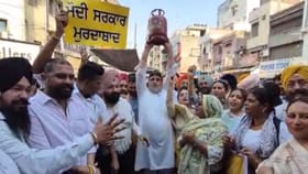 ਲੁਧਿਆਣਾ: 'ਆਪ' ਦਾ ਅਨੋਖਾ ਪ੍ਰਦਰਸ਼ਨ, ਗਲੇ 'ਚ ਸਿਲੰਡਰ ਪਾ ਕੇ ਕੇਂਦਰ ਵਿਰੁੱਧ ਰੋਸ