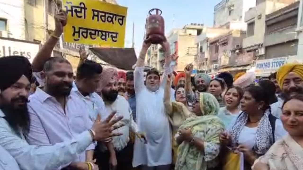ਲੁਧਿਆਣਾ ਚ ਆਪ ਦਾ ਅਨੋਖਾ ਪ੍ਰਦਰਸ਼ਨ, ਗਲੇ ਚ ਖਾਲੀ ਸਿਲੰਡਰ ਪਾ ਕੇ ਕੇਂਦਰ ਸਰਕਾਰ ਵਿਰੁੱਧ ਕੱਢੀ ਭੜਾਸ