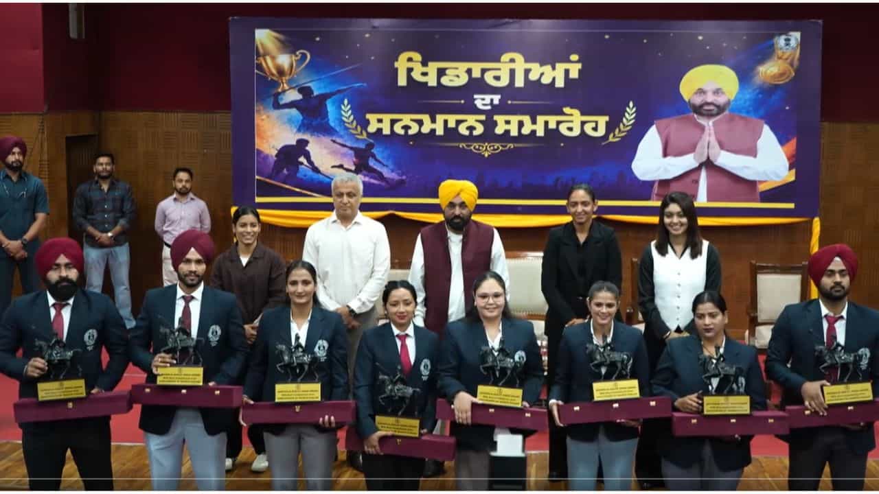 ਪੰਜਾਬ ਦੇ 87 ਖਿਡਾਰੀਆਂ ਨੂੰ CM ਮਾਨ ਨੇ ਦਿੱਤੇ ਮਹਾਰਾਜਾ ਰਣਜੀਤ ਸਿੰਘ ਐਵਾਰਡ, 32.05 ਕਰੋੜ ਦੀ ਇਨਾਮੀ ਰਾਸ਼ੀ ਵੀ ਵੰਡੀ ਪੰਜਾਬ ਦੇ 87 ਖਿਡਾਰੀਆਂ ਨੂੰ CM ਮਾਨ ਨੇ ਦਿੱਤੇ ਮਹਾਰਾਜਾ ਰਣਜੀਤ ਸਿੰਘ ਐਵਾਰਡ, 32.05 ਕਰੋੜ ਦੀ ਇਨਾਮੀ ਰਾਸ਼ੀ ਵੀ ਵੰਡੀ