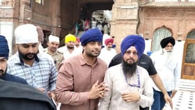 ਮਨਕੀਰਤ ਔਲਖ ਸ਼੍ਰੀ ਹਰਿਮੰਦਰ ਸਾਹਿਬ 'ਚ ਹੋਏ ਨਤਮਸਤਕ, ਰਿਲੀਜ਼ ਹੋਣ ਜਾ ਰਹੇ ਕਈ ਗੀਤ