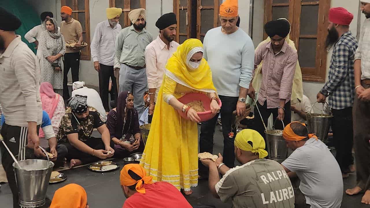 ਸ੍ਰੀ ਹਰਿਮੰਦਰ ਸਾਹਿਬ ਨਤਮਸਤਕ ਹੋਈ ਅਦਾਕਾਰਾ ਪ੍ਰੀਤੀ ਜਿੰਟਾ, ਸ਼ਰਧਾ ਨਾਲ ਨਿਭਾਈ ਲੰਗਰ ਵਰਤਾਉਣ ਦੀ ਸੇਵਾ