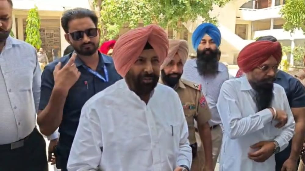 ਇਸ ਦੌਰਾਨ ਵੱਡੇ ਰਾਜਨੀਤਿਕ ਚਿਹਰਿਆਂ ਨੇ ਵੀ ਆਪਣੀ ਵੋਟ ਭੁਗਤਾਈ। ਪਠਾਨਕੋਟ 'ਚ ਭਾਜਾਪਾ ਦੇ ਕਾਰਜਕਾਰੀ ਪ੍ਰਧਾਨ ਤੇ ਵਿਧਾਇਕ ਅਸ਼ਵਨੀ ਸ਼ਰਮਾ, ਬਟਾਲਾ 'ਚ ਆਮ ਆਦਮੀ ਪਾਰਟੀ ਦੇ ਵਿਧਾਇਕ ਸ਼ੈਰੀ ਕਲਸੀ, ਬਰਨਾਲਾ 'ਚ ਲੋਕ ਸਭਾ ਸਾਂਸਦ ਗੁਰਮੀਤ ਸਿੰਘ ਮੀਤ ਹੇਅਰ ਤੇ ਮੁਕਤਸਰ 'ਚ ਪੰਜਾਬ ਕਾਂਗਰਸ ਦੇ ਪ੍ਰਧਾਨ ਤੇ ਲੁਧਿਆਣਾ ਤੋਂ ਲੋਕ ਸਭਾ ਮੈਂਬਰ ਅਮਰਿੰਦਰ ਸਿੰਘ ਰਾਜਾ ਵੜਿੰਗ ਨੇ ਆਪਣੀ ਵੋਟ ਭੁਗਤਾਈ।