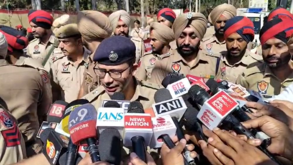ਪੁਲਿਸ ਵੱਲੋਂ ਹਰ ਵੋਟਿੰਗ ਬੂਥ ਤੇ ਸੁਰੱਖਿਆ ਬਹੁਤ ਹੀ ਸਖਤ ਕੀਤੀ ਗਈ ਹੈ। ਪੁਲਿਸ ਅਫਸਰਾਂ ਦਾ ਕਹਿਣਾ ਹੈ ਵੋਟ ਪਾਉਣ ਲਈ ਪਹੁੰਚ ਰਹੇ ਲੋਕਾਂ ਨੂੰ ਕਿਸੇ ਵੀ ਕਿਸਮ ਦੀ ਦਿੱਕਤ ਨਾ ਆਵੇ, ਇਸਨੂੰ ਲੈ ਕੇ ਪੂਰੇ ਅਤੇ ਪੁਖਤਾ ਇੰਤਜ਼ਾਮ ਕੀਤੇ ਗਏ ਹਨ। ਉਨ੍ਹਾਂ ਕਿਹਾ ਪੁਲਿਸ ਦੀ ਚੱਪੇ-ਚੱਪੇ ਤੇ ਨਜਰ ਬਣੀ ਹੋਈ ਹੈ।