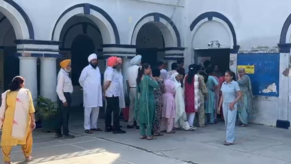 ਪੰਜਾਬ ਚ ਅੱਜ ਨਗਰ ਨਿਗਮ ਚੋਣਾਂ ਲਈ ਵੋਟਿੰਗ ਹੋ ਰਹੀ ਹੈ। 8 ਨਗਰ ਨਿਗਮ, 75 ਨਗਰ ਕੌਂਸਲਾਂ ਤੇ 20 ਨਗਰ ਪੰਚਾਇਤਾਂ 'ਤੇ ਹੋ ਰਹੀ ਚੋਣ 'ਚ ਵੋਟਿੰਗ ਕਰਨ ਲਈ ਲੋਕ ਉਤਸ਼ਾਹਿਤ ਹਨ। ਪੰਜਾਬ ਦੇ ਵੱਖ-ਵੱਖ ਜ਼ਿਲ੍ਹਿਆਂ 'ਚ ਅੱਜ ਲੂ ਦਾ ਆਰੇਂਜ ਤੇ ਯੈਲੋ ਅਲਰਟ ਹੈ, ਪਰ ਇਸ ਦੇ ਬਾਵਜੂਦ ਲੋਕ ਵੋਟ ਪਾਉਣ ਲਈ ਉਤਸ਼ਾਹਿਤ ਨਜ਼ਰ ਆ ਰਹੇ ਹਨ।