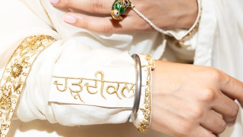 ਕਾਨਸ ਵਿੱਚ ਦਿਖਾਇਆ ਪੰਜਾਬੀ ਸੱਭਿਆਚਾਰ ਦਾ ਰੰਗ: ਕਾਨਸ 2026 ਵਿੱਚ ਰੂਪੀ ਗਿੱਲ ਦਾ ਸਟਾਈਲ ਦੂਜੇ ਸਿਤਾਰਿਆਂ ਤੋਂ ਵੱਖਰਾ ਸੀ। ਜਦੋਂ ਕਿ ਜ਼ਿਆਦਾਤਰ ਮਸ਼ਹੂਰ ਹਸਤੀਆਂ ਪੱਛਮੀ ਪਹਿਰਾਵੇ ਦੀ ਚੋਣ ਕਰਦੀਆਂ ਸਨ, ਰੂਪੀ ਨੇ ਟ੍ਰੇਡੀਸ਼ਨਲ ਪੰਜਾਬੀ ਟੱਚ ਦੀ ਚੋਣ ਕੀਤੀ। ਉਨ੍ਹਾਂ ਦਾ ਚਿੱਟਾ ਅਤੇ ਸੁਨਹਿਰੀ ਲੁੱਕ, ਉਨ੍ਹਾਂ ਦੇ ਸਿਰ 'ਤੇ ਦੁਪੱਟੇ ਅਤੇ ਬਰੇਸਲੇਟ ਨੇ ਲੋਕਾਂ ਨੂੰ ਕਾਫੀ ਪ੍ਰਭਾਵਿਤ ਕੀਤਾ। ਸੋਸ਼ਲ ਮੀਡੀਆ 'ਤੇ ਪ੍ਰਸ਼ੰਸਕ ਉਨ੍ਹਾਂਦੇ ਦੇਸੀ ਸਟਾਈਲ ਦੀ ਪ੍ਰਸ਼ੰਸਾ ਕਰ ਰਹੇ ਹਨ।