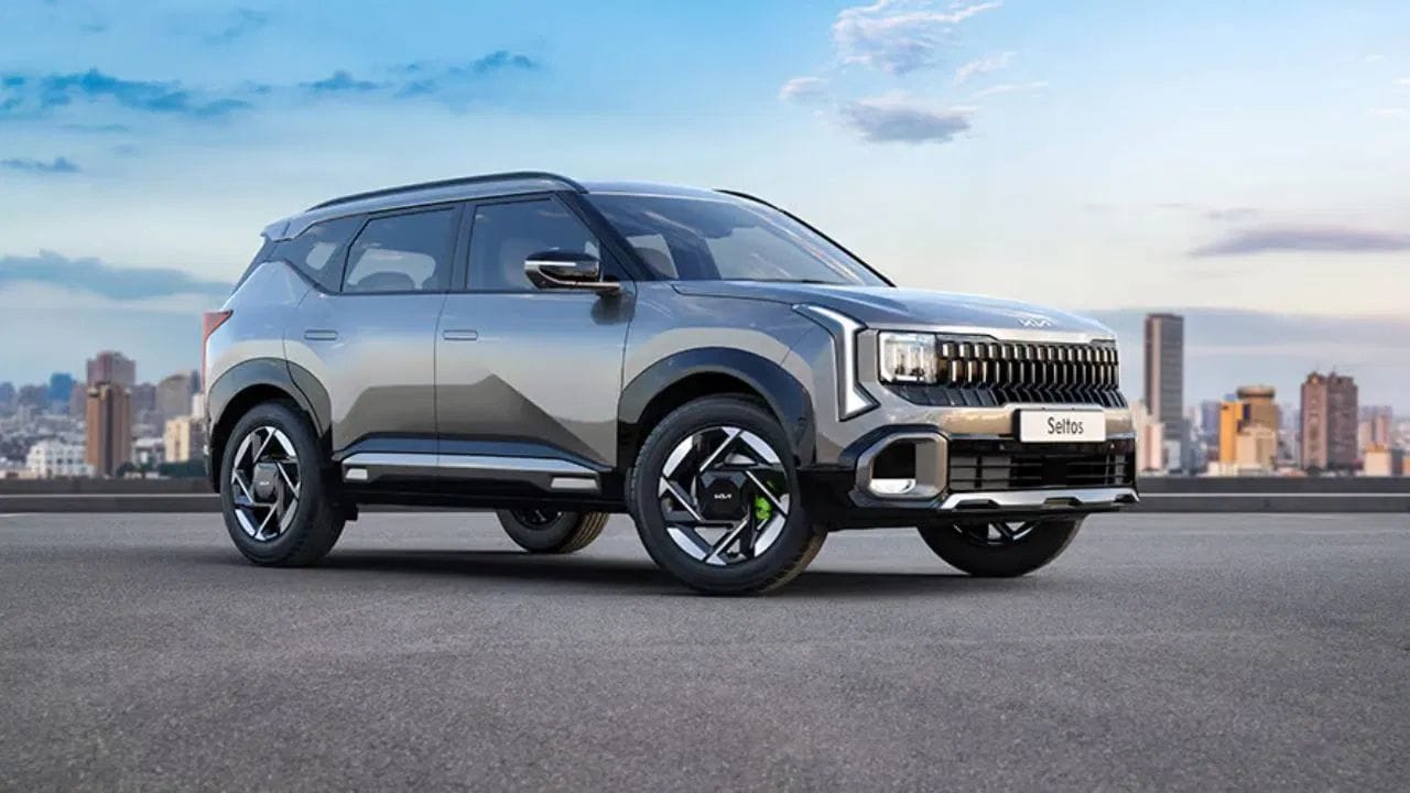 ਇੰਡੀਆ NCAP ਦੇ ਅਨੁਸਾਰ, Kia ਦੀ Seltos ਨੂੰ ਭਾਰਤੀ ਬਾਜ਼ਾਰ ਵਿੱਚ ਸਭ ਤੋਂ ਸੁਰੱਖਿਅਤ SUV ਕਾਰਾਂ ਵਿੱਚੋਂ ਇੱਕ ਮੰਨਿਆ ਜਾਂਦਾ ਹੈ। ਇਸਨੇ ਬੱਚਿਆਂ ਦੀ ਸੁਰੱਖਿਆ ਵਿੱਚ 49 ਵਿੱਚੋਂ 45 ਅੰਕ ਪ੍ਰਾਪਤ ਕੀਤੇ। ਡਾਇਨਾਮਿਕ ਟੈਸਟ ਵਿੱਚ, ਇਸ SUV ਨੇ 24 ਵਿੱਚੋਂ 24 ਅੰਕ ਪ੍ਰਾਪਤ ਕੀਤੇ, ਜਦੋਂ ਕਿ ਇਸਨੇ ਚਾਈਲਡ ਸੀਟ ਇੰਸਟਾਲੇਸ਼ਨ ਵਿੱਚ ਵੀ 12 ਵਿੱਚੋਂ 12 ਅੰਕ ਪ੍ਰਾਪਤ ਕੀਤੇ। 18 ਮਹੀਨੇ ਅਤੇ 3 ਸਾਲ ਦੀ ਉਮਰ ਦੇ ਬੱਚਿਆਂ ਲਈ ਡਮੀ ਟੈਸਟ ਵਿੱਚ, ਇਸਨੇ ਫਰੰਟ ਅਤੇ ਸਾਈਡ ਦੋਵਾਂ ਕਰੈਸ਼ਾਂ ਵਿੱਚ ਵਧੀਆ ਪ੍ਰਦਰਸ਼ਨ ਕੀਤਾ। ਇਸਦੀ ਸ਼ੁਰੂਆਤੀ ਐਕਸ-ਸ਼ੋਰੂਮ ਕੀਮਤ ₹10.99 ਲੱਖ ਹੈ।