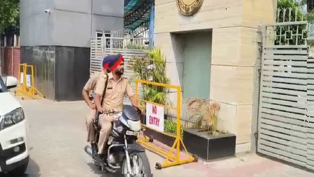 ਜਲੰਧਰ ਦੇ ਸਕੂਲਾਂ ਨੂੰ ਬੰਬ ਨਾਲ ਉਡਾਉਣ ਦੀ ਧਮਕੀ, ਬੱਚਿਆਂ ਦੀ ਕੀਤੀ ਗਈ ਛੁੱਟੀ; ਪੁਲਿਸ ਚਲਾ ਰਹੀ ਸਰਚ ਆਪ੍ਰੇਸ਼ਨ