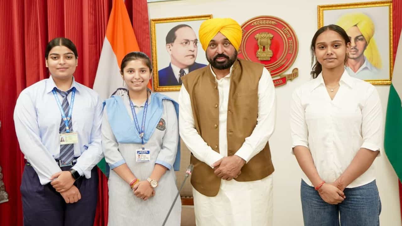 ਸੀਐਮ ਮਾਨ ਨੇ 12ਵੀਂ ਦੀਆਂ ਟੌਪਰਾਂ ਨਾਲ ਕੀਤੀ ਮੁਲਾਕਾਤ, ਕੀਤਾ ਵਿਸ਼ੇਸ਼ ਸਨਮਾਨ ਸੀਐਮ ਮਾਨ ਨੇ 12ਵੀਂ ਦੀਆਂ ਟੌਪਰਾਂ ਨਾਲ ਕੀਤੀ ਮੁਲਾਕਾਤ, ਕੀਤਾ ਵਿਸ਼ੇਸ਼ ਸਨਮਾਨ