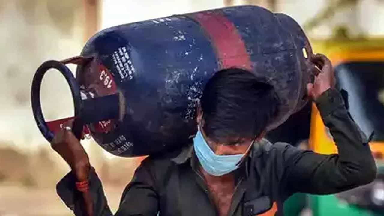 Cylinder Price Hike: ਕਮਰਸ਼ੀਅਲ LPG ਸਿਲੰਡਰ ਦੀਆਂ ਕੀਮਤਾਂ ਚ 993 ਰੁਪਏ ਦਾ ਵਾਧਾ, ਕੀ ਘਰੇਲੂ ਗੈਸ ਦੇ ਵੱਧਣਗੇ ਭਾਅ?