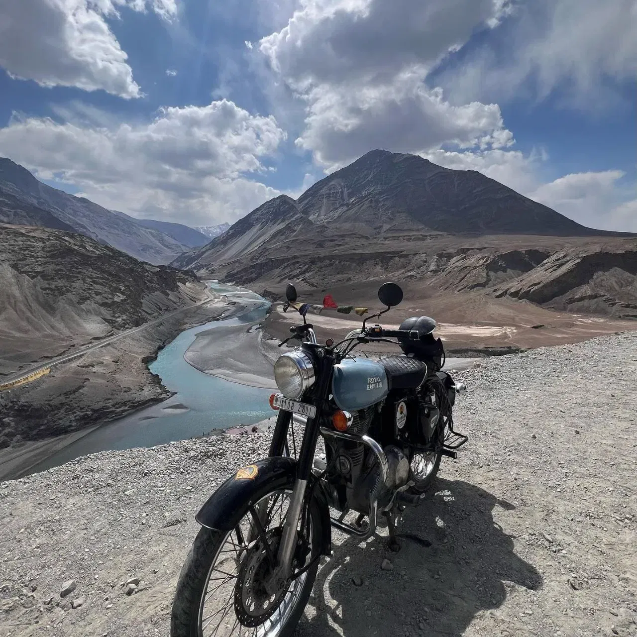 ਭਾਰਤ ਵਿੱਚ ਲਦਾਖ ਵੀ ਇਸ ਸੂਚੀ ਵਿੱਚ ਸ਼ਾਮਲ ਹੈ। ਇੱਥੋਂ ਦਾ ਮੌਸਮ ਤੇਜ਼ੀ ਨਾਲ ਬਦਲਦਾ ਹੈ। ਦਿਨ ਵੇਲੇ ਸਾਫ਼ ਨੀਲਾ ਅਸਮਾਨ ਅਤੇ ਚਮਕਦਾਰ ਧੁੱਪ ਰਹਿੰਦੀ ਹੈ, ਪਰ ਅਚਾਨਕ ਬਰਫ਼ਬਾਰੀ, ਠੰਢੀਆਂ ਹਵਾਵਾਂ ਅਤੇ ਸੰਘਣੇ ਬੱਦਲ ਪੂਰੇ ਮਾਹੌਲ ਨੂੰ ਬਦਲ ਸਕਦੇ ਹਨ। ਲੱਦਾਖ ਬਹੁਤ ਉੱਚਾਈ 'ਤੇ ਹੈ, ਇਸ ਲਈ ਇੱਥੇ ਮੌਸਮ ਹਰ ਪਲ ਬਦਲਦਾ ਰਹਿੰਦਾ ਹੈ। (Credit: mousha_khatri/Instagram)