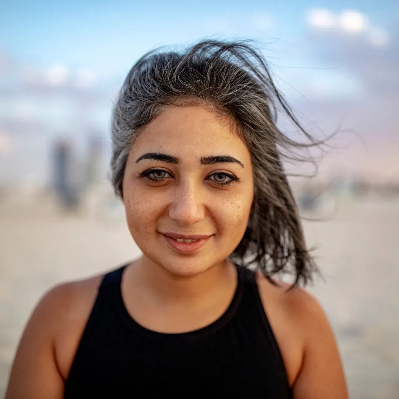 ਇੱਕ ਮਾੜਾ ਲਾਈਫ ਸਟਾਈਲ, ਮਾੜੀਆਂ ਖਾਣ-ਪੀਣ ਦੀਆਂ ਆਦਤਾਂ, ਅਤੇ ਹਾਰਮੋਨਲ ਅਸੰਤੁਲਨ ਤਾ ਅਸਰ ਸਮੇਂ ਤੋਂ ਪਹਿਲਾਂ ਚਿੱਟੇ ਵਾਲਾਂ ਦੀ ਵਜ੍ਹਾਂ ਬਣ ਸਕਦਾ ਹੈ।  ਇਸ ਲਈ, ਅਜਿਹੇ ਭੋਜਨ ਖਾਣ ਦੀ ਸਲਾਹ ਦਿੱਤੀ ਜਾਂਦੀ ਹੈ ਜੋ ਪੌਸ਼ਟਿਕ ਹੋਣ ਦੇ ਨਾਲ-ਨਾਲ ਹੋਰ ਕਈ ਤਰ੍ਹਾਂ ਦੇ ਸਿਹਤ ਲਾਭਾਂ ਨਾਲ ਭਰਪੂਰ ਹੋਣ। ਪੰਜ ਭੋਜਨਾਂ ਬਾਰੇ ਜਾਣੋ ਜੋ ਸਸਮੇਂ ਤੋਂ ਪਹਿਲਾਂ ਚਿੱਟੇ ਵਾਲਾਂ ਨੂੰ ਰੋਕਣ ਵਿੱਚ ਮਦਦ ਕਰ ਸਕਦੇ ਹਨ।