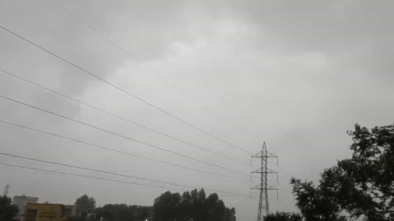 Punjab Weather: ਪੰਜਾਬ ਚ ਝੱਖੜ ਦਾ ਅਲਰਟ ਤੇ ਬਾਰਿਸ਼ ਦੀ ਭਵਿੱਖਬਾਣੀ, ਤਾਪਮਾਨ ਆਮ ਨਾਲੋਂ ਬਣਿਆ ਹੋਇਆ ਘੱਟ