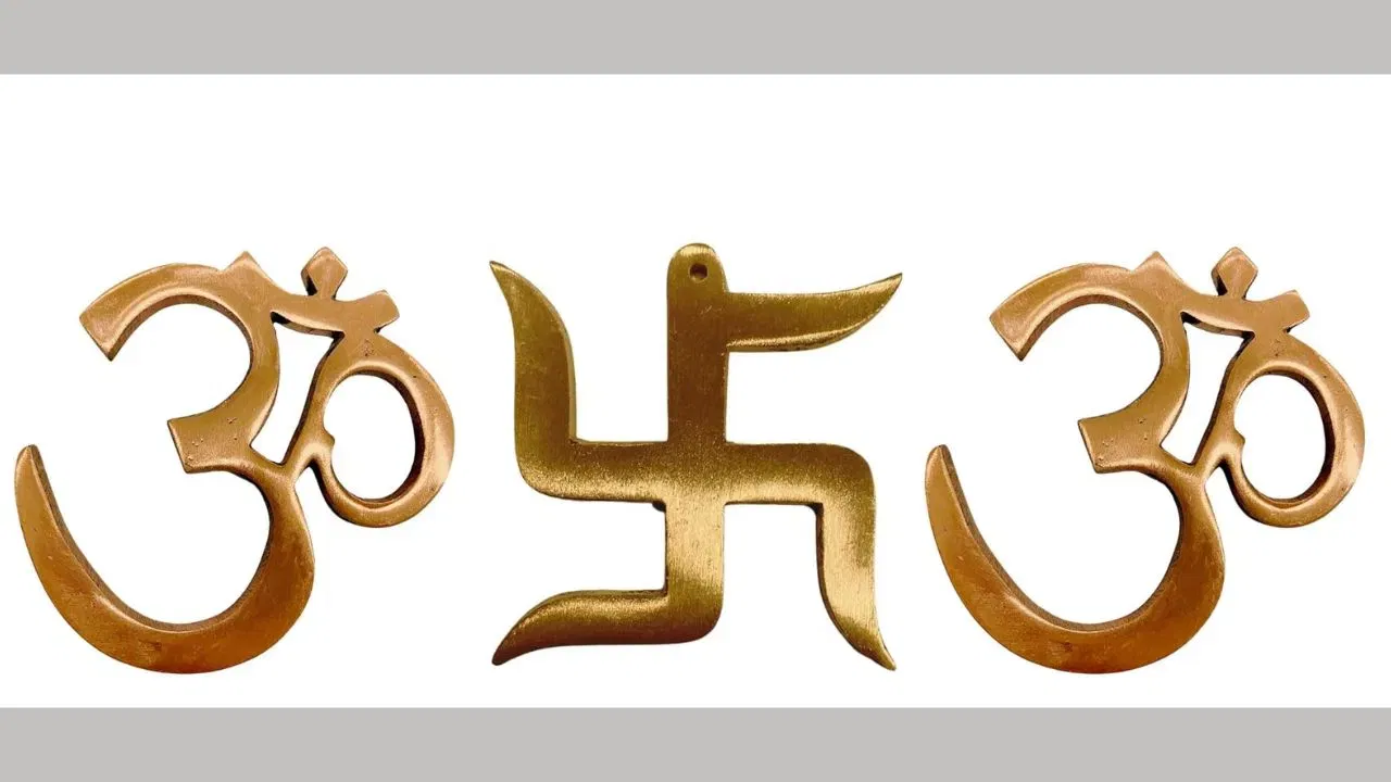 ਓਮ, ਸਵਾਸਤਿਕ, ਜਾਂ ਗੁਰੂ ਦੀ ਤਸਵੀਰ: ਆਪਣੇ ਪਰਸ ਵਿੱਚ ਛੋਟਾ ਓਮ ਚਿੰਨ੍ਹ, ਸਵਾਸਤਿਕ, ਜਾਂ ਆਪਣੇ ਪਿਆਰੇ ਦੇਵਤੇ ਦੀ ਤਸਵੀਰ ਰੱਖਣਾ ਸ਼ੁਭ ਮੰਨਿਆ ਜਾਂਦਾ ਹੈ। ਇਹ ਚੀਜ਼ਾਂ ਸਕਾਰਾਤਮਕ ਊਰਜਾ ਬਣਾਈ ਰੱਖਣ ਅਤੇ ਵਿੱਤੀ ਨੁਕਸਾਨ ਤੋਂ ਬਚਾਉਣ ਵਿੱਚ ਮਦਦ ਕਰਦੀਆਂ ਹਨ।