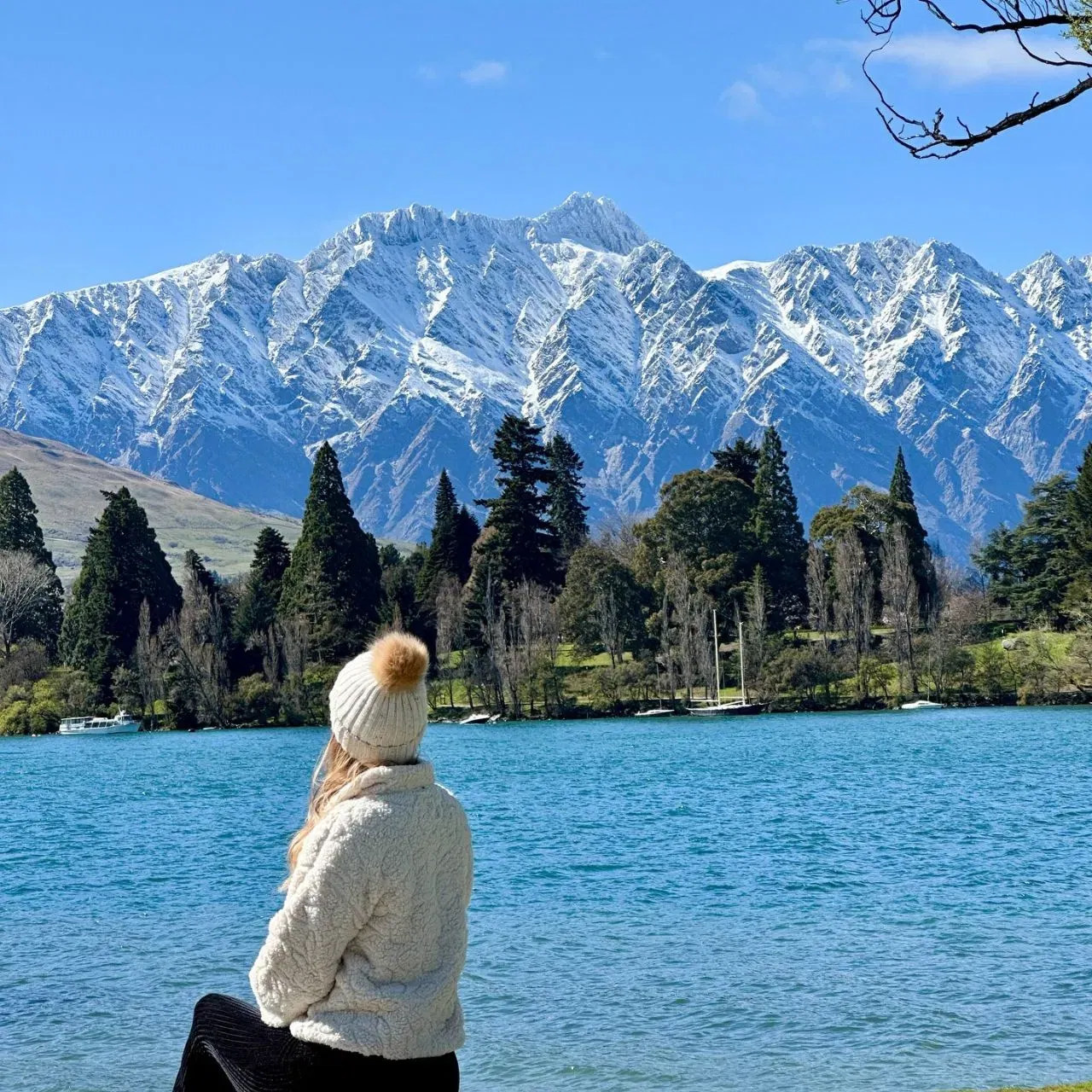 ਕਵੀਨਸਟਾਊਨ ਦਾ ਅਲਪਾਈਨ ਮੌਸਮ ਤੇਜ਼ੀ ਨਾਲ ਬਦਲਦਾ ਹੈ। ਇੱਥੇ ਸਵੇਰੇ ਤੇਜ ਧੁੱਪ ਖਿਲੀ ਹੁੰਦੀ ਹੈ, ਪਰ ਕੁਝ ਘੰਟਿਆਂ ਦੇ ਅੰਦਰ, ਮੀਂਹ, ਧੁੰਦ ਅਤੇ ਇੱਥੋਂ ਤੱਕ ਕਿ ਬਰਫ਼ਬਾਰੀ ਵੀ ਦੇਖੀ ਜਾ ਸਕਦੀ ਹੈ। ਇਹੀ ਕਾਰਨ ਹੈ ਕਿ ਇਹ ਜਗ੍ਹਾ "ਇੱਕ ਦਿਨ ਵਿੱਚ ਚਾਰ ਮੌਸਮਾਂ" ਦਾ ਅਨੁਭਵ ਕਰਨ ਲਈ ਮਸ਼ਹੂਰ ਹੈ। (Credit: thatamylass/Instagram)