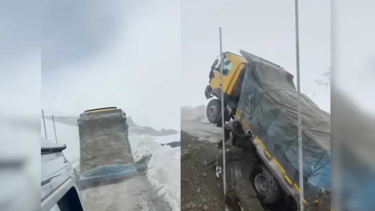 Viral: ਪਹਾੜਾਂ ਚ ਸਫਰ ਬਣਿਆ ਖਤਰਾ, ਸੜਕ ਧੱਸਦੇ ਹੀ ਟਰੱਕ ਫਸਿਆ, ਦੇਖੋ ਇਹ VIDEO
