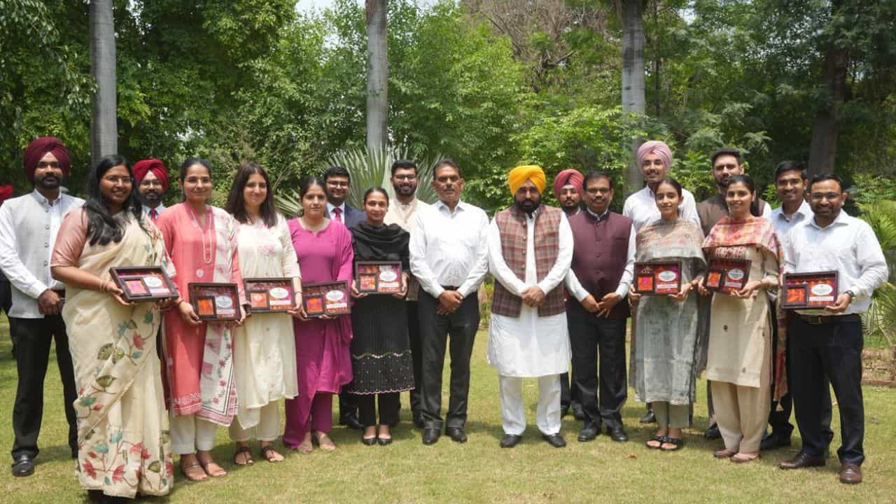 UPSC ਪਾਸ ਕਰਨ ਵਾਲੇ ਵਿਦਿਆਰਥੀਆਂ ਦਾ ਸਨਮਾਨ, CM ਮਾਨ ਨੇ ਵਧਾਈ ਦਿੱਤੀ; ਮਾਪਿਆਂ ਨਾਲ ਵੀ ਕੀਤੀ ਮੁਲਾਕਾਤ UPSC ਪਾਸ ਕਰਨ ਵਾਲੇ ਵਿਦਿਆਰਥੀਆਂ ਦਾ ਸਨਮਾਨ, CM ਮਾਨ ਨੇ ਵਧਾਈ ਦਿੱਤੀ; ਮਾਪਿਆਂ ਨਾਲ ਵੀ ਕੀਤੀ ਮੁਲਾਕਾਤ