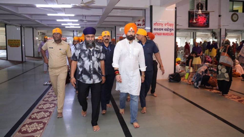 ਚਿਰਾਗ ਪਾਸਵਾਨ ਕੇਸਰੀਆ ਦਸਤਾਰ ਵਿੱਚ ਨਜਰ ਆਏ। ਉਹ ਆਮ ਆਦਮੀ ਵਾਂਗ ਗੁਰਦੁਆਰਾ ਸਾਹਿਬ ਪਹੁੰਚੇ ਅਤੇ ਸ੍ਰੀ ਗੁਰੂ ਗ੍ਰੰਥ ਸਾਹਿਬ ਅੱਗੇ ਮੱਥਾ ਟੇਕਿਆ ਅਤੇ ਲੰਗਰ ਦਾ ਵੀ ਆਨੰਦ ਮਾਣਿਆ। ਉਨ੍ਹਾਂ ਨੇ ਆਪਣੀ ਮਾਂ ਅਤੇ ਹੋਰ ਪਰਿਵਾਰਿਕ ਮੈਂਬਰਾਂ ਨਾਲ ਪੂਰੀ ਸ਼ਰਧਾ ਨਾਲ ਲੰਗਰ ਕੀਤਾ ਅਤੇ ਪਰਮਾਤਮਾ ਦਾ ਸ਼ੁਕਰਾਨਾ ਅਦਾ ਕੀਤਾ। Photo Credit : Chirag Paswan (@ichiragpaswan)