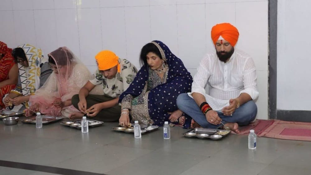 ਚਿਰਾਗ ਪਾਸਵਾਨ ਨੇ ਸੋਸ਼ਲ ਮੀਡੀਆ 'ਤੇ ਲਿਖਿਆ, "ਪਵਿੱਤਰ ਤਖ਼ਤ ਸ੍ਰੀ ਹਜ਼ੂਰ ਸਾਹਿਬ, ਨਾਂਦੇੜ ਵਿਖੇ ਸ੍ਰੀ ਗੁਰੂ ਗ੍ਰੰਥ ਸਾਹਿਬ ਜੀ ਦਾ ਆਸ਼ੀਰਵਾਦ ਪ੍ਰਾਪਤ ਕਰਨ ਤੋਂ ਬਾਅਦ, ਮੈਂ ਆਪਣੇ ਪਰਿਵਾਰ ਸਮੇਤ ਲੰਗਰ ਦੇ ਮਹਾਪ੍ਰਸਾਦ ਦਾ ਆਨੰਦ ਮਾਣਿਆ ਅਤੇ ਸੇਵਾ ਕਰਨ ਦਾ ਸੁਭਾਗ ਪ੍ਰਾਪਤ ਕੀਤਾ। ਉਨ੍ਹਾਂ ਦੀਆਂ ਕੇਸਰੀਆ ਦਸਤਾਰ ਵਿੱਚ ਤਸਵੀਰਾਂ ਕਾਫੀ ਵਾਇਰਲ ਹੋ ਰਹੀਆਂ ਹਨ।" Photo Credit : Chirag Paswan (@ichiragpaswan)