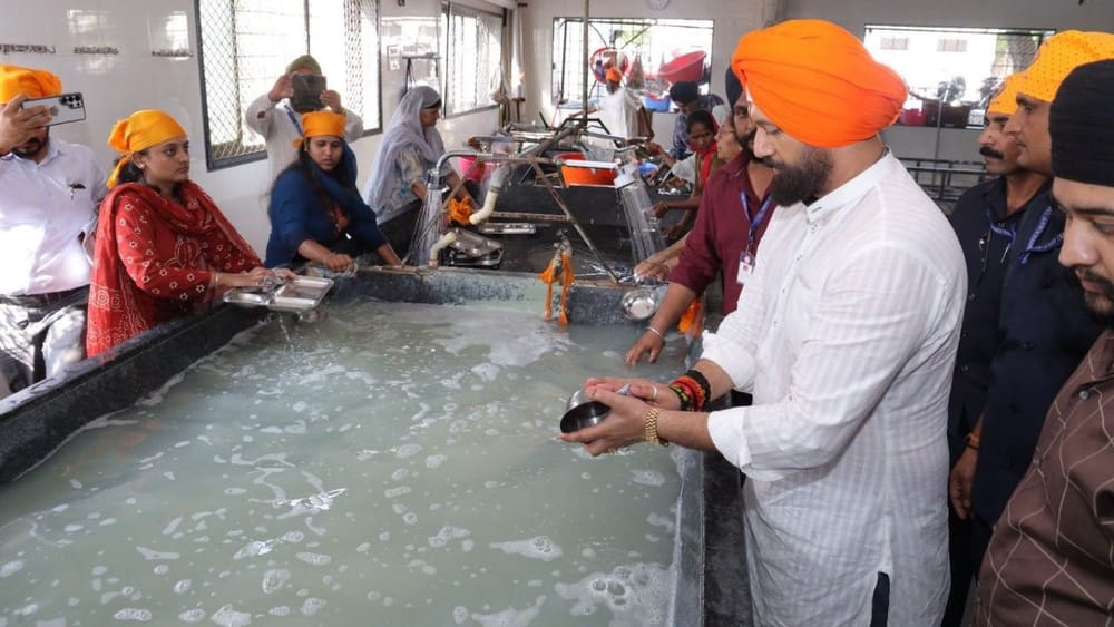 ਕੇਂਦਰੀ ਮੰਤਰੀ ਨੇ ਲੰਗਰ ਤੋਂ ਬਾਅਦ ਭਾਂਡੇ ਸਾਫ਼ ਕਰਨ ਦੀ ਸੇਵਾ ਨਿਭਾਈ। ਉਨ੍ਹਾਂ ਨੇ ਆਪਣੀ ਪੋਸਟ ਵਿੱਚ ਲਿਖਿਆ - ਗੁਰਦੁਆਰਾ ਸਾਹਿਬ ਵਿੱਚ ਸੇਵਾ ਕਰਨ ਦਾ ਸੁਭਾਗ ਪ੍ਰਾਪਤ ਹੋਇਆ। ਪਰਮਾਤਮਾ ਸਾਰਿਆਂ ਦਾ ਭਲਾ ਕਰੇ।Photo Credit : Chirag Paswan (@ichiragpaswan)
