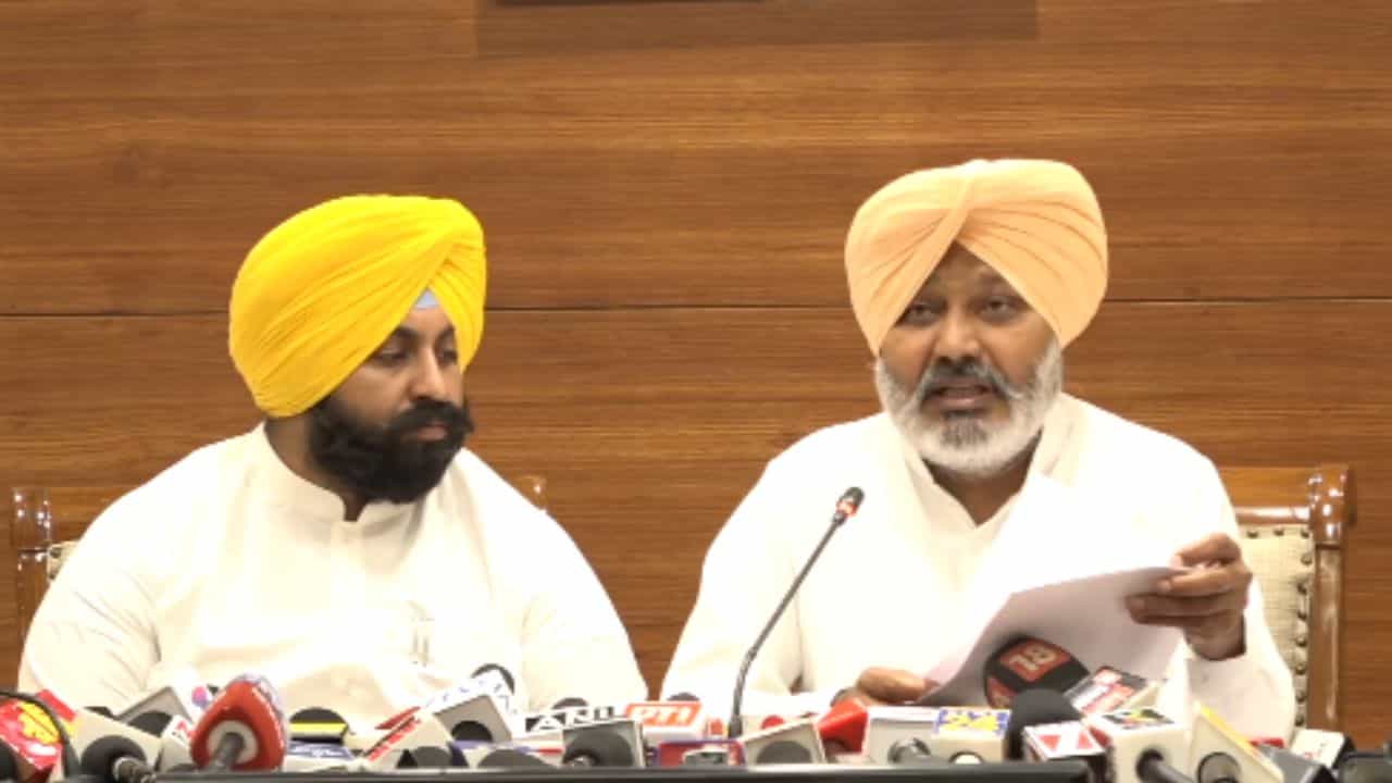 5 ਫੀਸਦੀ ਤੋਂ ਵੱਧ ਫੀਸ ਚ ਵਾਧਾ ਨਹੀਂ ਕਰ ਸਕਣਗੇ ਵਿਦਿਅਕ ਅਦਾਰੇ, ਪੰਜਾਬ ਕੈਬਨਿਟ ਮੀਟਿੰਗ ਚ ਆਰਡੀਨੈਂਸ ਪਾਸ, ਪ੍ਰਵਾਨਗੀ ਲਈ ਰਾਜਪਾਲ ਨੂੰ ਭੇਜਿਆ 5 ਫੀਸਦੀ ਤੋਂ ਵੱਧ ਫੀਸ ਚ ਵਾਧਾ ਨਹੀਂ ਕਰ ਸਕਣਗੇ ਵਿਦਿਅਕ ਅਦਾਰੇ, ਪੰਜਾਬ ਕੈਬਨਿਟ ਮੀਟਿੰਗ ਚ ਆਰਡੀਨੈਂਸ ਪਾਸ, ਪ੍ਰਵਾਨਗੀ ਲਈ ਰਾਜਪਾਲ ਨੂੰ ਭੇਜਿਆ